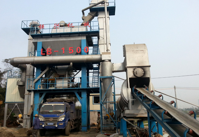 海南LB-1500瀝青(qing)混凝土攪拌(ban)站設備現場(chǎng)