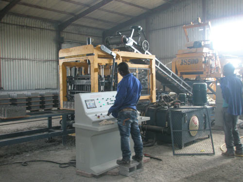 混凝(níng)土砌塊成型機要(yao)經常檢查哪些部(bu)位确保磚機正常(cháng)使用