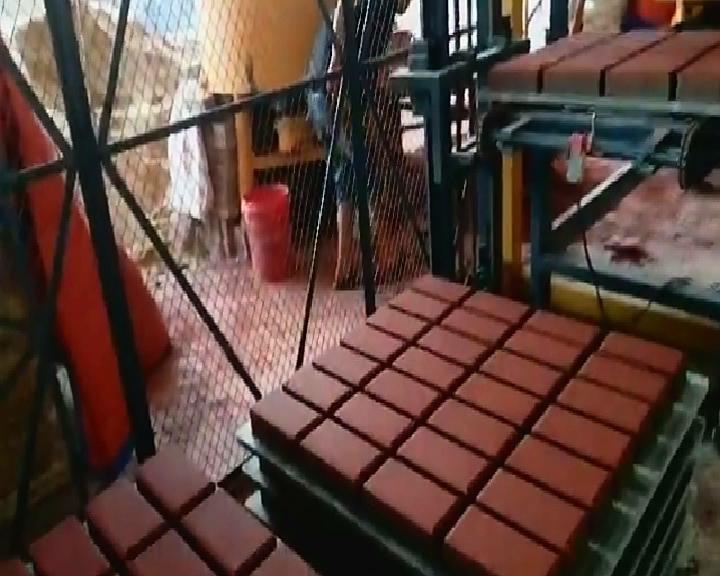 透水(shui)磚生産線(xiàn)- 恒興透水(shui)磚機視頻(pín)