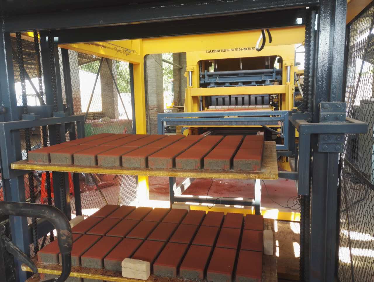 透水磚(zhuān)機QT8-15案例 透水(shuǐ)磚設備