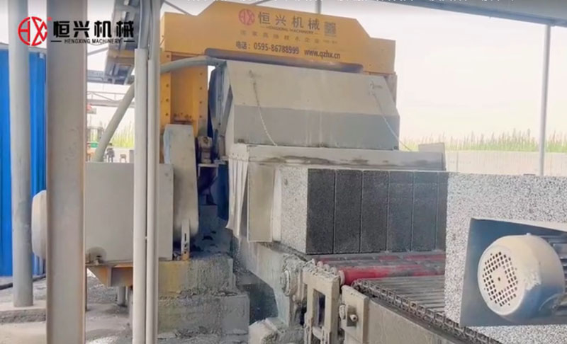 EPS聚苯顆粒(lì)砌塊生産(chan)線新疆客(kè)戶現場