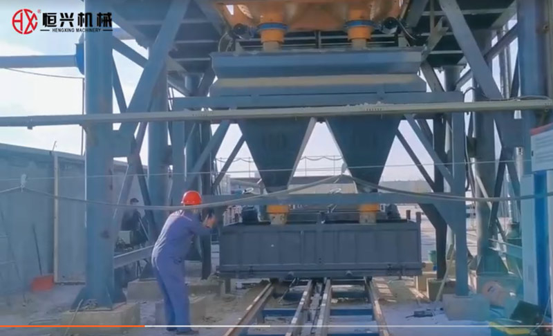 自(zì)保溫發泡(pao)磚生産線(xian)雙工位澆(jiao)注新疆客(ke)戶現場